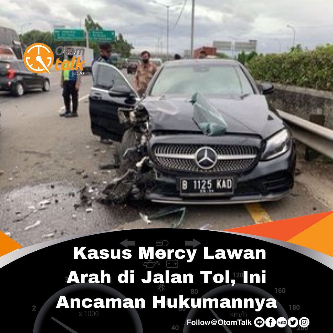 Viral di media sosial sebuah video yang memperlihatkan mobil Mercedes-Benz E300 melawan arah di jalan Tol Lingkar Luar Jakarta (Jakarta Outer Ring Road/JORR), pada Sabtu (27/11/2021).

Aksi melawan arah yang dilakukan oleh mobil sedan mewah di jalan tol sempat terekam oleh netijen 

Kasat Patroli Jalan Raya Ditlantas Polda Metro Jaya Kompol Sutikno mengatakan, mobil Mercy tersebut melawan arus dari selatan ke utara. Setelah melaju cukup jauh, pengemudi menabrak dua mobil di KM 53 yang melintas di jalur arah Rorotan menuju Cikunir.

“Kendaraan Mobilio dan Innova datang dari Cakung, tiba-tiba ada kendaraan sedan melawan arus. Kedua mobil tidak bisa menghindar, sehingga terjadi laka lantas,” ucap Sutikno saat dikonfirmasi, Sabtu (27/11/2021).

Akibatnya, sopir Mobilio mengalami luka-luka dan dilarikan ke RS. Sementara, ketiga mobil dilaporkan mengalami kerusakan di bagain depan.

Hingga saat ini, belum diketahui secara pasti alasan pengemudi Mercy tersebut nekat lawan arah di jalan tol.

Namun perlu ditegaskan bahwa ini adalah salah satu tindakan ekstrem yang sangat berbahaya dan dilarang untuk dilakukan. Pasalnya, jalan tol dirancang dilintasi kendaraan berkecepatan tinggi tanpa hambatan.

Perilaku pengemudi Mercy ini sangat membahayakan orang lain dan tentu saja dirinya sendiri. Bisa jadi inilah bentuk keegosian pengemudi karena kurang wawasan atas jalan tol dan keselamatan berkendara.

Pengemudi Mercy tersebut dapat dikenai sanksi yang sesuai dalam Undang-undang Tahun 2009 Pasal 310. Pasal ini khusus mengatur sanksi bagi pengemudi yang lalai.

(1) Berkendara lalai yang mengakibatkan kecelakaan lalu lintas dengan kerusakan kendaraan dan/atau barang pidana penjara paling lama enam bulan dan/atau denda paling banyak Rp 1 juta.

(2) Berkendara lalai yang mengakibatkan kecelakaan lalu lintas dengan korban luka ringan dan kerusakan kendaraan dan/atau barang dipidana penjara paling lama satu tahun dan/atau denda paling banyak Rp 2 juta.

Lanjut dikomentar…