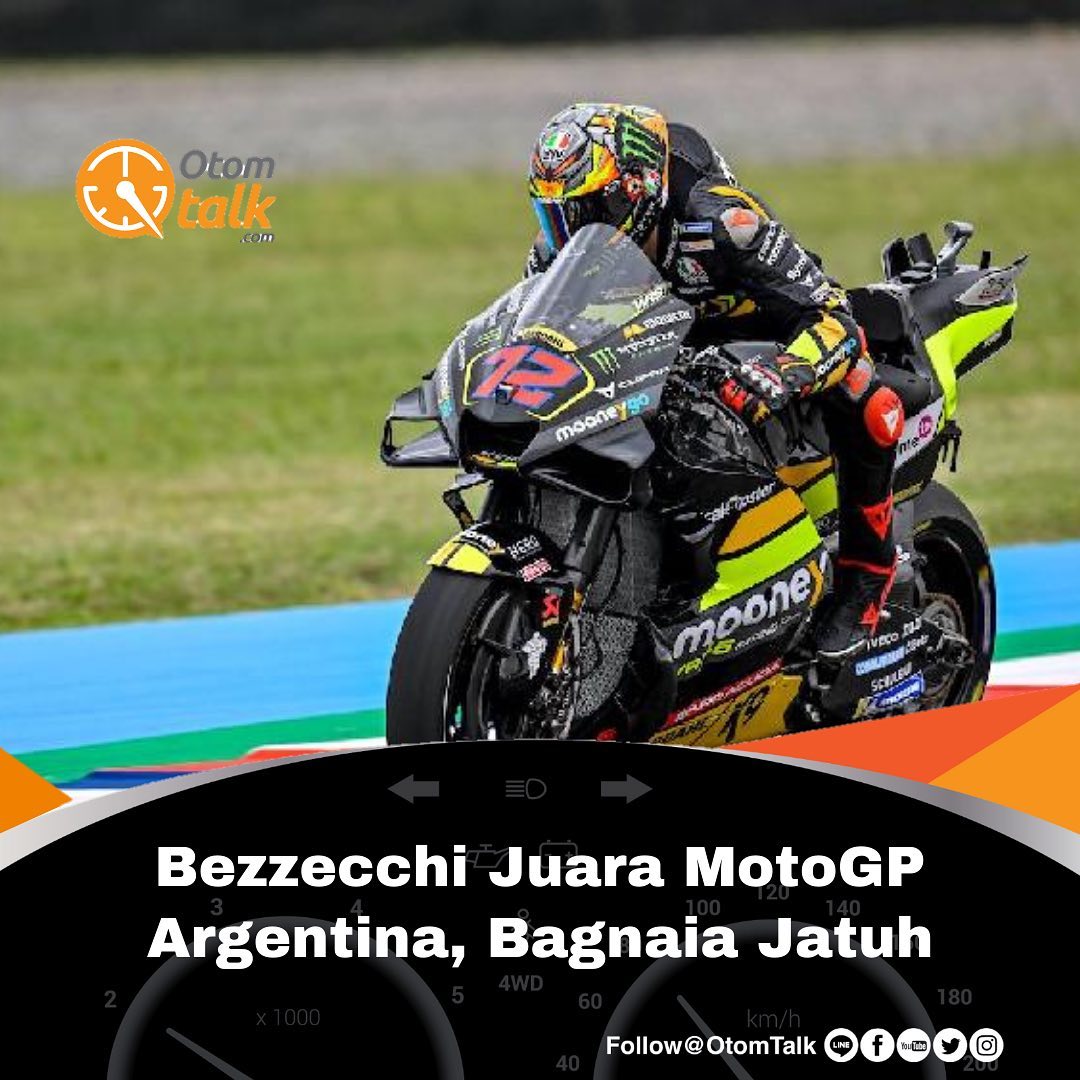 Bezzecchi Juara MotoGP Argentina, Bagnaia Jatuh

Pembalap Mooney VR46 Racing Team Marco Bezzecchi tampil sebagai juara pertama MotoGP Grand Prix Argentina di Sirkuit de Rio Hondo, Minggu, 2 April 2023. 

Bezzecchi yang start dari posisi dua langsung melesat memimpin jalannya lomba sejak lap pertama hingga lap ke-25 dalam cuaca yang basah. Total ia membukukan waktu 44 menit 28,518 detik. 

Ini adalah kemenangan perdana pembalap didikan legenda MotoGP asal Italia, Valentino Rossi, di kelas utama. 

Podium kedua direbut Johann Zarco (Prima Pramac Racing). Pembalap Prancis ini sukses merebut posisi kedua dari Alex Marquez (Gresini Racing) di lap terakhir. 

Sedangkan Marquez yang mengawali start dari posisi pole, harus puas di podium ketiga. 

Dalam cuaca hujan yang mengguyur sirkuit sejak pagi hari, balapan kelas utama melahirkan sejumlah insiden yang melibatkan pembalap-pembalap top. 
Juara Sprint Race Brad Binder (Red Bull KTM Factory) bersenggolah dengan Maverick Vinales (Aprilia Racing) yang menyebabkannya terjatuh di lap-lap awal.
Begitu juga dengan Fabio Quartararo (Monster Energy Yamaha) yang melebar setelah dipepet Takaaki Nakagami (LCR Honda) dan posisi melorot ke P16. Sedangkan Nakagami di posisi 10. 

Kejutan ditunjukkan Fabio Di Giannantonio (Gresini Racing) yang sempat berada di peringkat lima besar, bertarung ketat dengan Zarco.

Pembalap yang akrab disapa Diggia itu akhirnya melorot ke posisi 10 saat finis. 
Zarco sepertinya sedang dalam performa yang baik di GP Argentina. Mengawali balapan dari posisi enam, pembalap Prancis ini sukses melewati banyak pembalap dan finis di posisi dua. 

Salah satu momentum terbaiknya adalah duel melawan Alex Marquez di lap terakhir. 

Catatan bagus juga ditorehkan Franco Morbidelli (Monster Energy Yamaha) yang finis di posisi empat. Ini adalah capaian terbaik pembalap Italia itu di kelas utama sepanjang karirnya. 

Lanjut dikomentar…